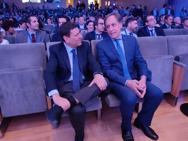 El consejero de Economía y Hacienda, Carlos Fernández Carriedo (i), y el alcalde de Salamanca, Carlos García Carbayo (d), en la presentación de la Estrategia EEI 27.