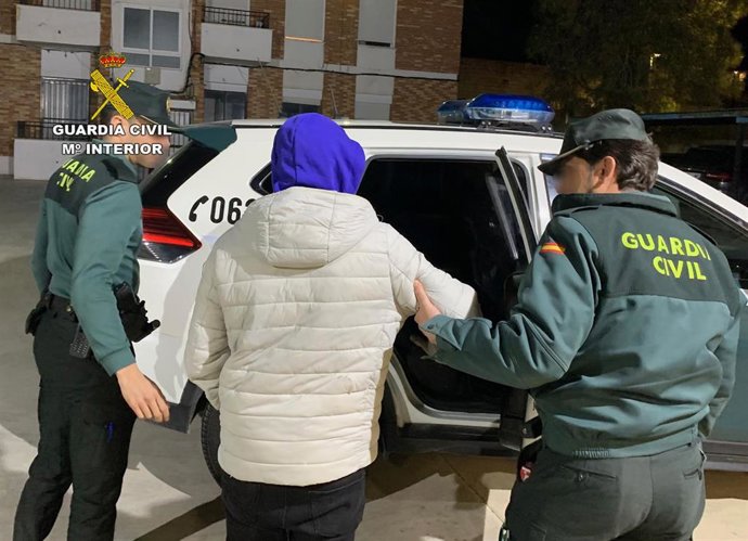 Imagen del detenido, custodiado por la Guardia Civil
