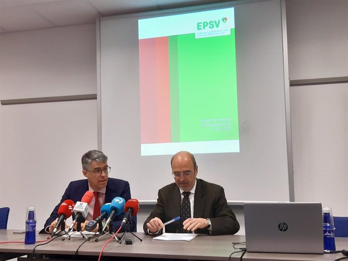 El Viceconsejero de Finanzas y Presupuestos, Hernando Lacalle, y el presidente de la Federación de EPSV de Euskadi, Ignacio Etxeberria, en una rueda de prensa en Bilbao.