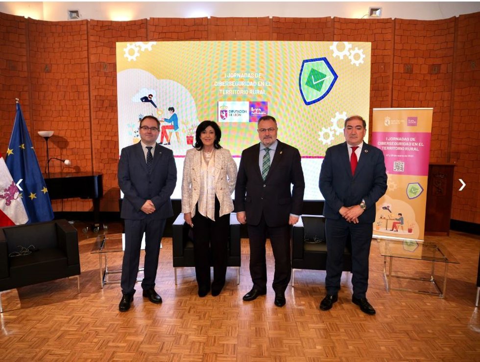 El presidente de la Diputación y la directora del CNI (C) tras la firma del acuerdo.