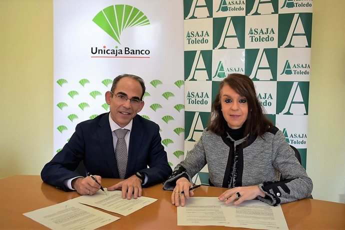 Firma entre el director territorial de Banca Comercial de Unicaja Banco, José María Cortés, y la presidenta de Asaja Toledo, Blanca Corroto
