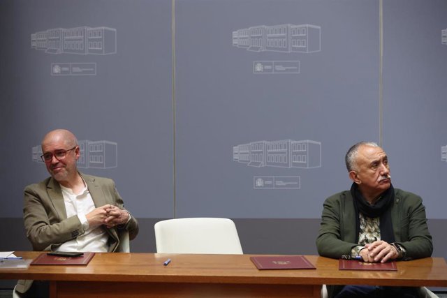 El secretario general de CCOO, Unai Sordo (izda), y el secretario general de UGT, Pepe Álvarez (dcha)