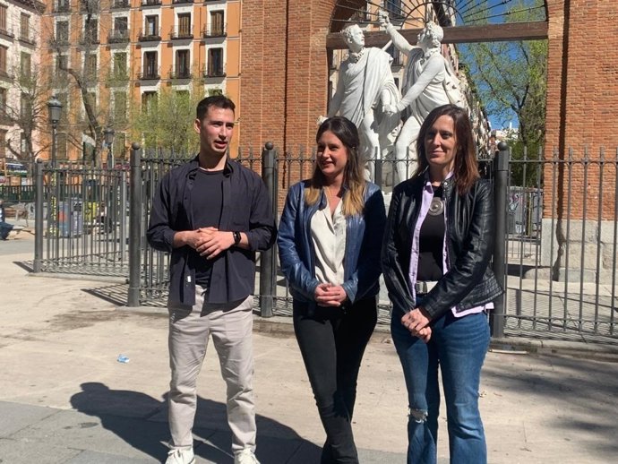 La candidata de Unidas Podemos a la Presidencia de la Comunidad de Madrid, Alejandra Jacinto, junto a los miembros que conforman su candidatura Carolina Cordero (IU) y Diego Ferraz (AV), en la Plaza del Dos de Mayo durante su presentación a las eleccion