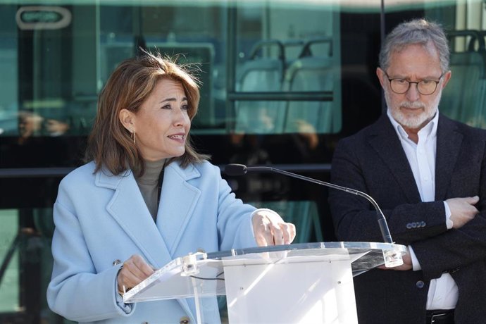 La ministra de Transportes, Movilidad y Agenda Urbana, Raquel Sánchez, interviene durante la inauguración de una estación de carga de vehículos eléctricos en la sede de Autobuses Urbanos de Valladolid (AUVASA).