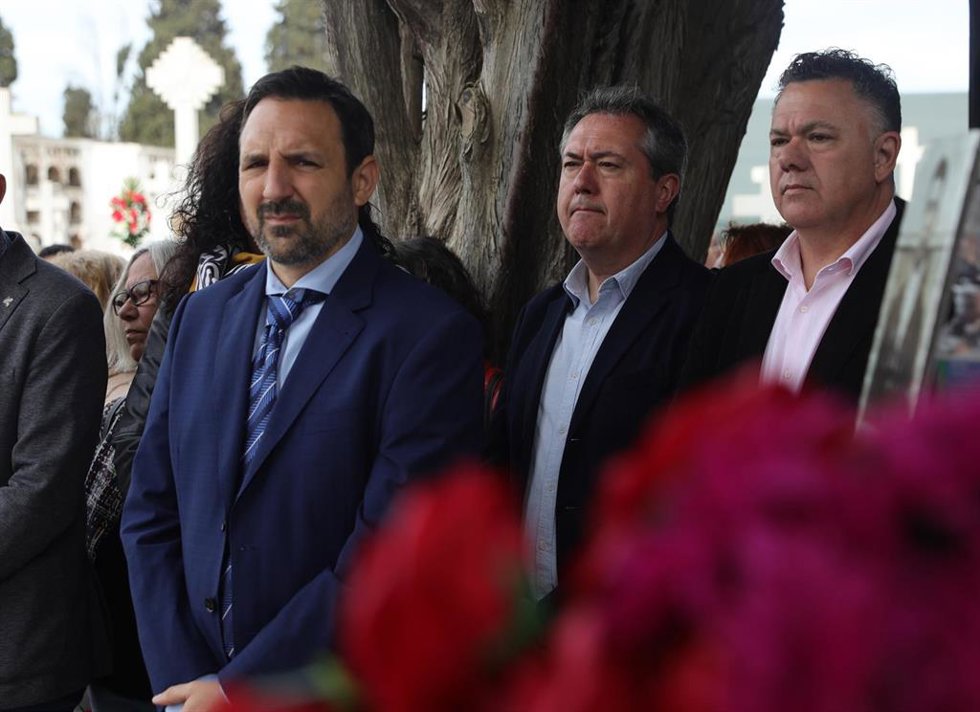 El secretario general del PSOE-A, Juan Espadas (c), en el acto de homenaje a las víctimas de la fosa de Pico Reja, en el cementerio de San Fernando de Sevilla.