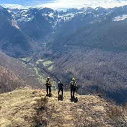 Los Pompirs d'Aran controlan el incendio forestal en Canejan (Lleida).