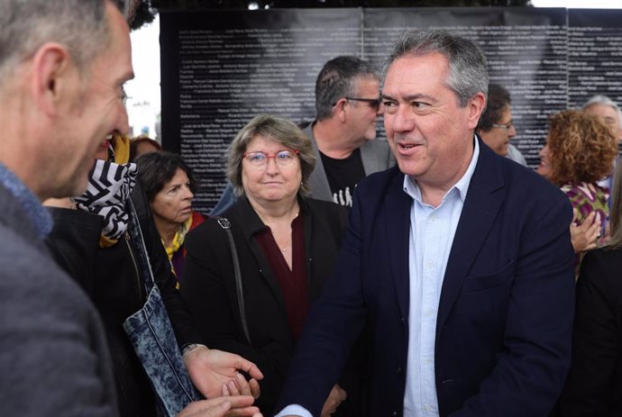 El secretario general del PSOE de Andalucía, Juan Espadas, este lunes en Sevilla en la inaguración del osario-memorial de la fosa Pico Reja.