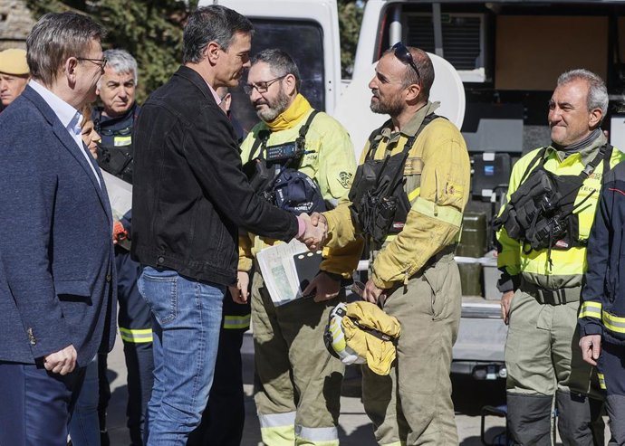 El presidente de la Generalitat de Valencia, Ximo Puig (1i), y el presidente del Gobierno, Pedro Sánchez (2i), saludan a su llegada a la visita a las zonas afectadas por el incendio que se inició en Villanueva de Viver (Castellón)