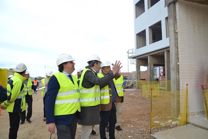 Los consejeros José María Vergeles y Rafael España visitan las obras de la nueva Facultad de Medina.