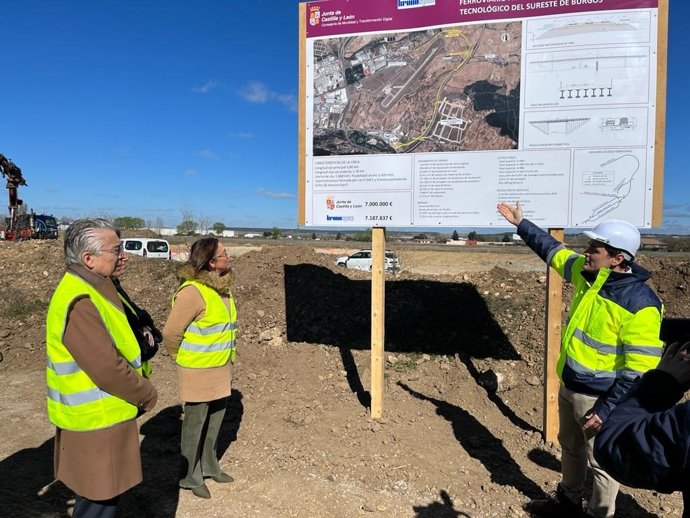 La Consejera De Movilidad Y Transformación Digital, María González, En Una Visita A Las Obras De Conexión Ferroviaria Del Puerto Seco De Burgos.