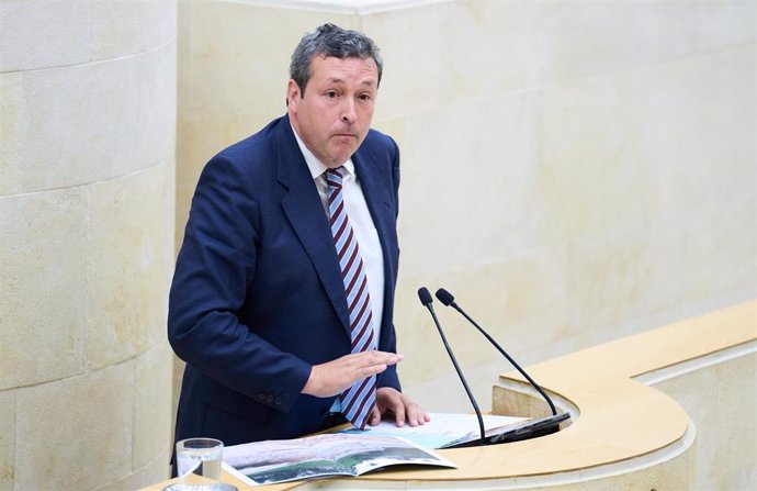 Archivo - El diputado del PP en Cantabria Iñigo Fernández, interviene en una sesión plenaria en el Parlamento de Cantabria