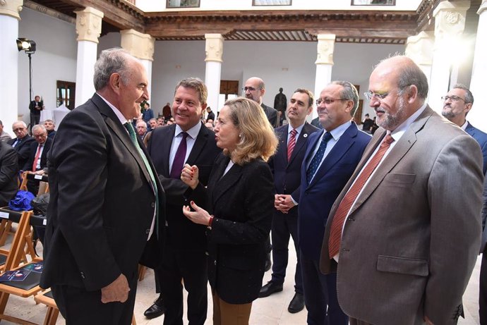 El presidente de Castilla-La Mancha, Emiliano García-Page, junto a la vicepresidenta primera y ministra de Asuntos Económicos y Transformación Digital, Nadia Calviño,  y al secretario general de Asaja, José María Fresneda.