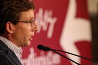 Almeida ironiza con el 8M de Pedro Sánchez al "sustituir a dos ministras por dos ministros"