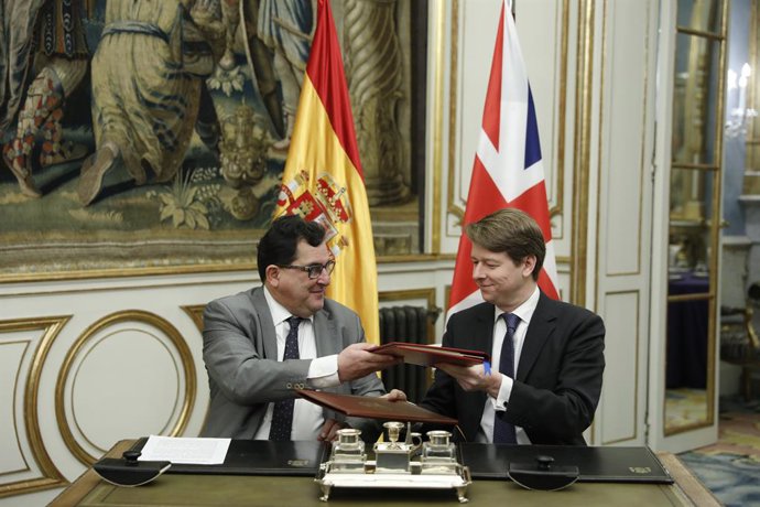 Archivo - El secretario de Estado para la Unión Europea, Luis Marco Aguiriano (i), y el ministro para la Salida de Europa, Robin Walker (d), durante la firma del Acuerdo entre el Reino de España y el Reino Unido de Gran Bretaña e Irlanda del Norte sobre