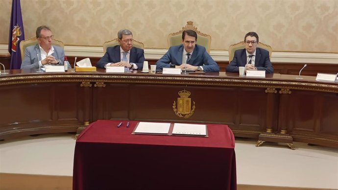 En el centro, el presidente de la Diputación de Burgos, César Rico, y a su derecha el consejero de Medio Ambiente, Vivienda y Ordenación del Territorio, Juan Carlos Suárez-Quiñones.