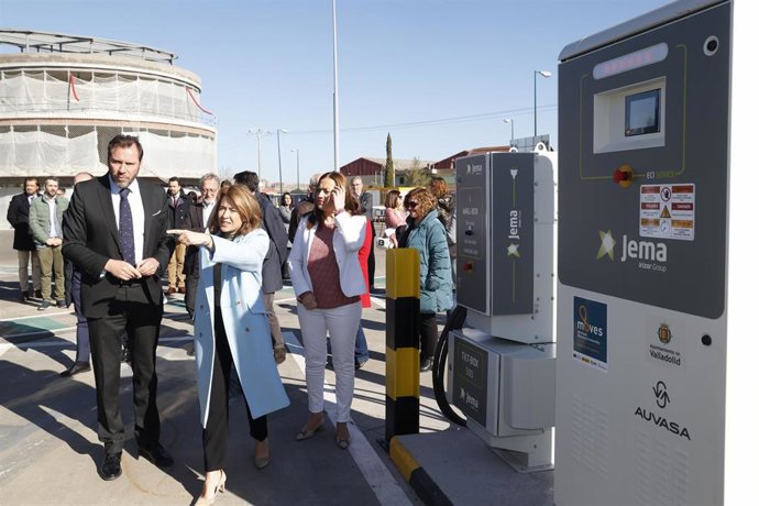 (I-D) El alcalde de Valladolid, Óscar Puente; la ministra de Transportes, Movilidad y Agenda Urbana, Raquel Sánchez, y la delegada del Gobierno en Castilla y León, Virginia Barcones, en la visita a las instalaciones de Auvasa.