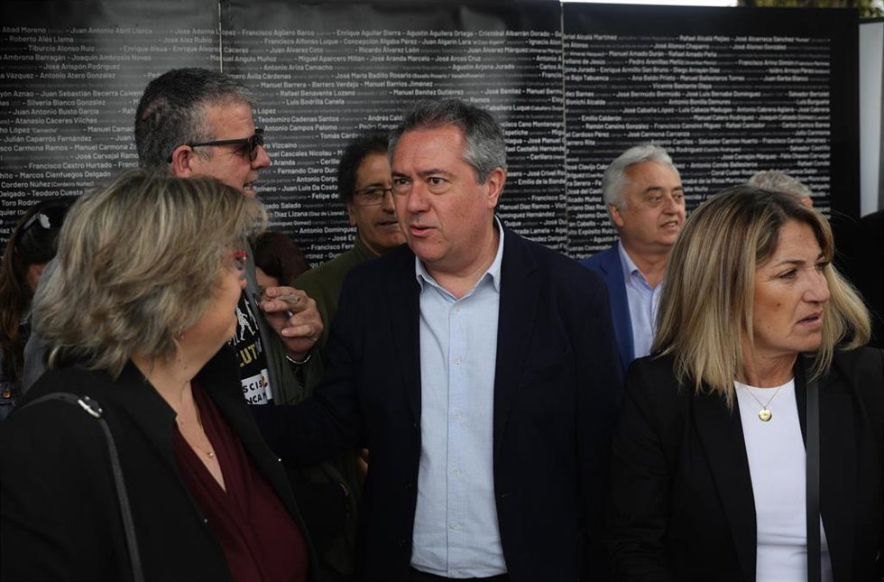 El secretario general del PSOE-A, Juan Espadas, asiste al acto de reconocimiento a víctimas de Pico Reja en el cementerio de San Fernando de Sevilla.