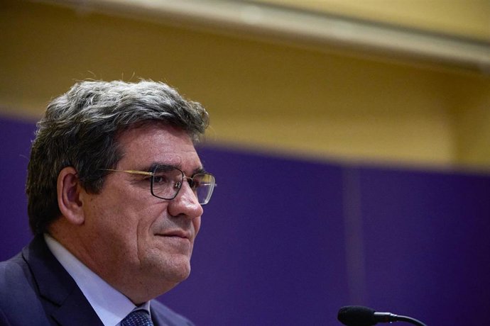 Archivo - El ministro de Inclusión, Seguridad Social y Migraciones, José Luis Escrivá, presenta las líneas generales de los Presupuestos Generales del Estado para 2022 correspondientes a su cartera, a 14 de octubre de 2021, en Madrid, (España). La carte