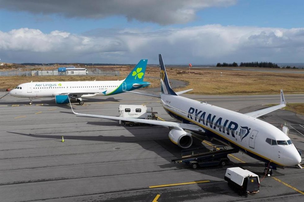 Aviones en aeropuerto.