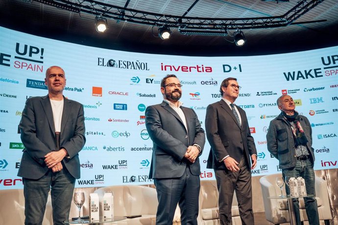 (I-D) El secretario general de CC.OO, Unai Sordo; el redactor jefe de Invertia, Eduardo Ortega; el presidente de la CEOE, Antonio Garamendi y el secretario general de UGT, Pepe Álvarez, en el foro 'Wake, up! Spain'
