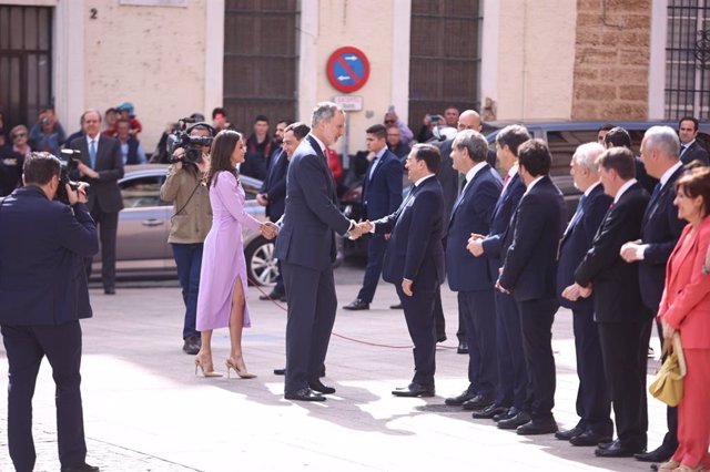 El Rey, a su llegada al Congreso de la Lengua en Cádiz