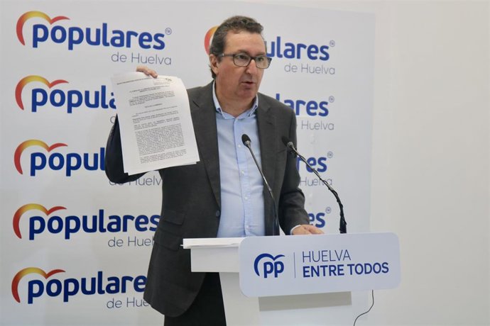 El presidente del PP de Huelva y parlamentario andaluz, Manuel Andrés González, en rueda de prensa.
