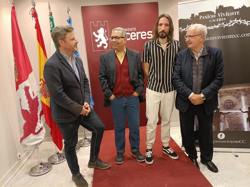 El concejal de Turismo, Jorge Villar; el director artístico, Marcos Yépez; el actor Víctor Teomiro y el miembro de la asociación que organiza la Pasión Viviente, Santos Benítez