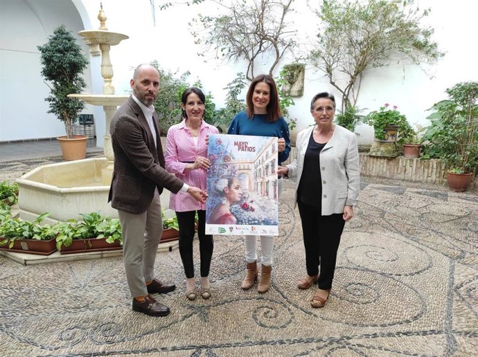 Autoridades en la presentación de 'Aguilar abre sus puertas. Mayo de patios'.