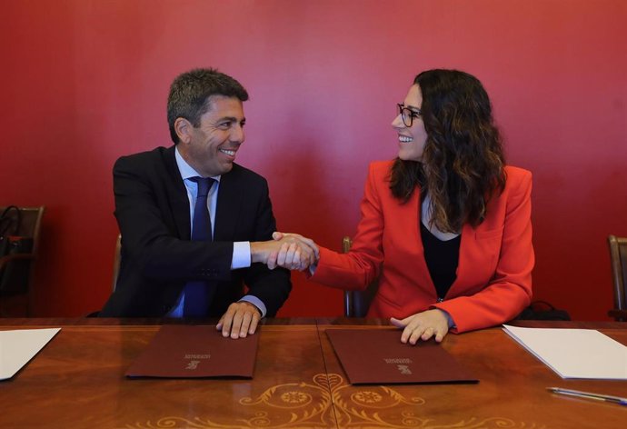 La vicepresidenta de la Generalitat y consellera de Igualdad y Políticas Inclusivas, Aitana Mas, y el presidente de la Diputación de Alicante, Carlos Mazón