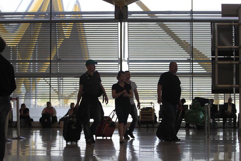 Archivo - Aeropuerto de Barajas, turismo, turistas, viajeros, viajes, avión, AENA, salidas, llegadas, retrasos, maletas, equipaje, embarque, embarcar.