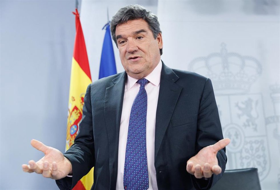 El ministro de Inclusión, Seguridad Social y Migraciones, José Luis Escrivá, atiende a medios tras una rueda de prensa posterior al Consejo de Ministros, en el Palacio de La Moncloa, a 16 de marzo de 2023, en Madrid (España). El Consejo de Ministros, re