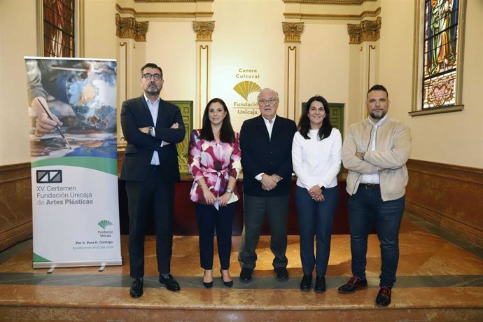 La directora de División de Actividades, Comunicación e Imagen de la Fundación Unicaja, Cristina Rico, y la directora de Actividades Culturales de la institución, Emilia Garrido, han presentado las bases de la nueva convocatoria.