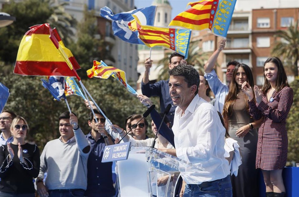 El presidente del PP de la Comunidad Valenciana, Carlos Mazón, interviene durante un encuentro del Partido Popular de la Comunidad Valenciana con sus afiliados