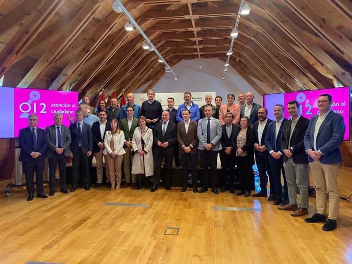 El consjero de Presidencia, Jesús Julio Carnero, y el presidente de la Diputación, Conrado Íscar, tras la firma del convenio de adhesión al Plan de Expansión del 012 junto a una treintena de alcaldes.