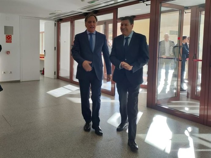 El Alcalde De Salamanca, Carlos García Carbayo (I), Junto Al Consejero De Economía Y Hacienda, Carlos Fernández Carriedo (D),  En Salamanca.