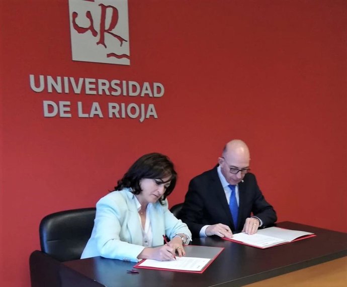 Concha Andreu y Juan Carlos Ayala firman el convenio para la financiación de la ampliación de plazas en Enfermería