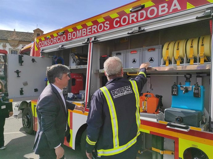 El presidente del Consorcio Provincial de Prevención y Extinción de Incendios de la Diputación de Córdoba, Rafael Llamas, conoce uno de los nuevos vehículos.