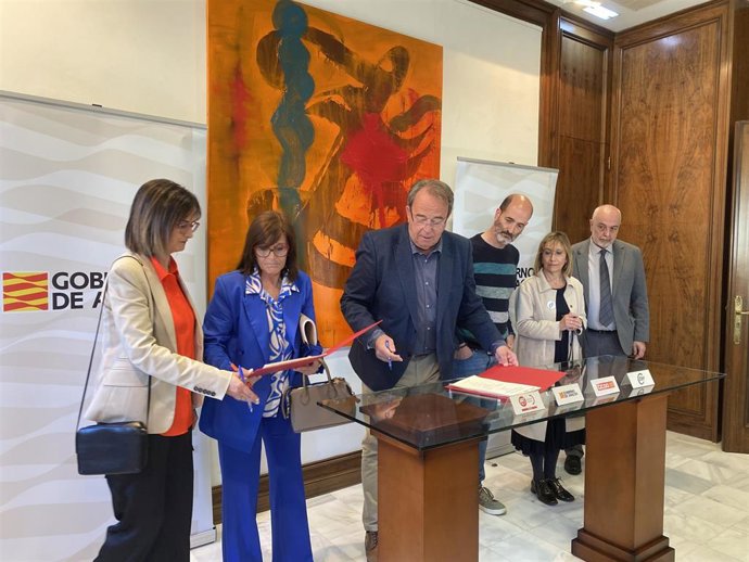 Pérez Anadón y los representantes sindicales han firmado el convenio en la sede del Departamento de Hacienda.
