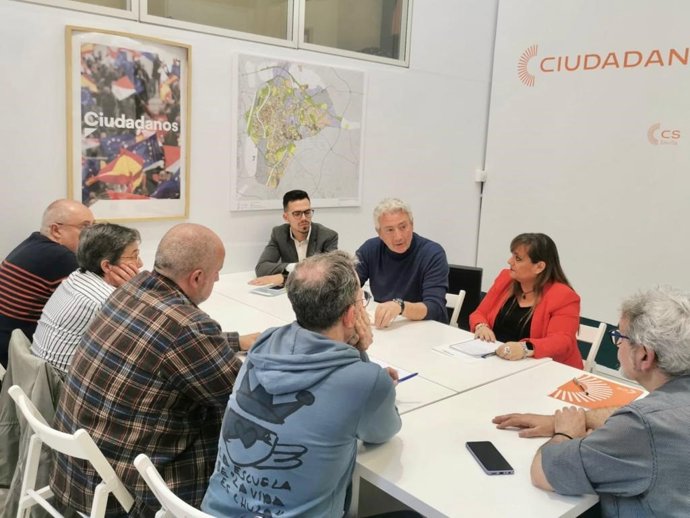 El portavoz y candidato de CS a la Alcaldía de Sevilla, Miguel Ángel Aumesquet, con representantes del movimiento LGTBI en Sevilla.