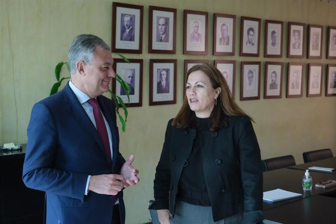 Sanz se reúne con la decana del Colegio de Arquitectos de Sevilla.