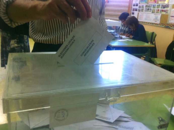 Archivo - Una Persona Votando