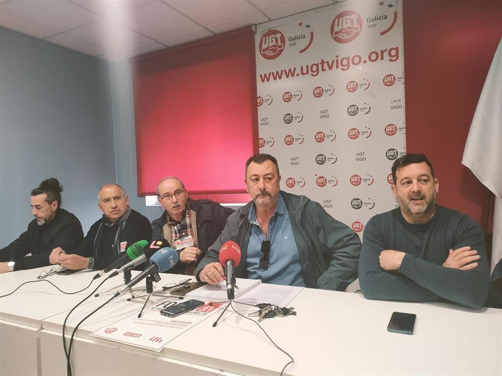 Representantes de UGT, CCOO y  CIG en la rueda de prensa celebrada en Vigo para informar de la huelga del transporte de viajeros por carretera convocada en Galicia para el 31 de marzo de 2023.