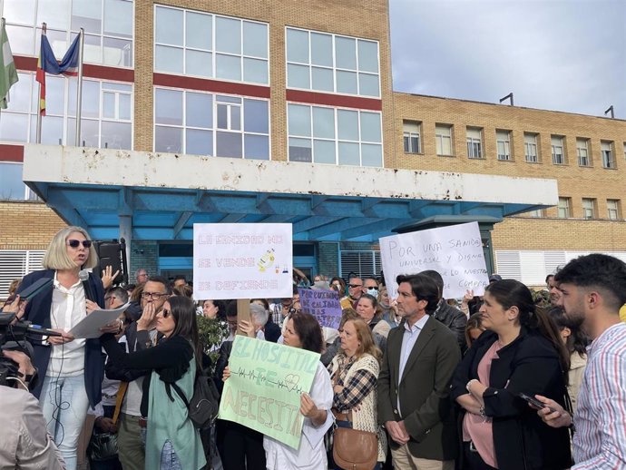 Socialistas onubenses en la concentración convocada este lunes en el Hospital de Riotinto (Huelva).