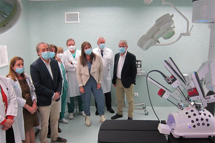 La consejera de Sanidad, Sira Repollés, visita el Robot da Vinci, recién instalado en el Hospital Universitario Miguel Servet de Zaragoza.