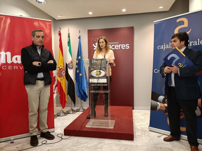 La concejala de Economía y Mercados, María Ángeles Costa, en la presentación de la XVI Extregusta que se celebra este fin de semana en Cáceres