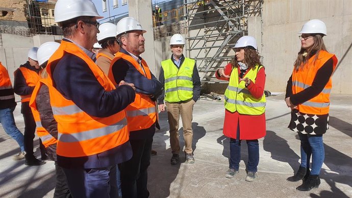 El consejero de Vertebración del Territorio, Movilidad y Vivienda, José Luis Soro, visita las obras que se están llevando a cabo, a través de Suelo y Vivienda de Aragón, en el solar Del antiguo cuartel de la Merced de Huesca.