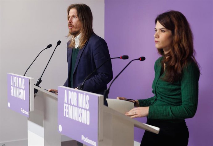 Los portavoces de Podemos, Isabel Serra y Pablo Fernández, ofrecen una rueda de prensa en la sede de Podemos, a 27 de marzo de 2023, en Madrid (España).