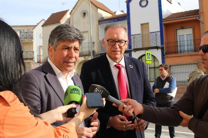 El delegado de Cohesión Territorial de la Diputación de Córdoba, Juan Díaz, y el alcalde de Montilla, Rafael Llamas, atienden a los periodistas.