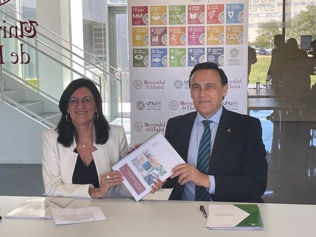 El consejero de Universidad, Investigación e Innovación, José Carlos Gómez Villamandos, junto a la rectora de la Universidad de Huelva, María Antonia Peña.