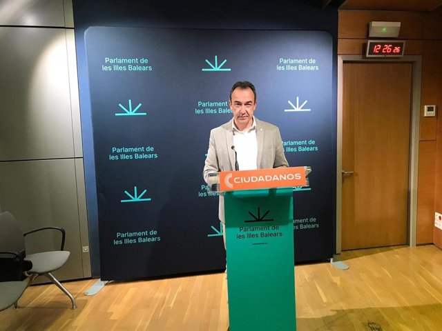 El portavoz de Ciudadanos (CS), Juanma Gómez, en rueda de prensa